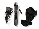 une image représentant une tondeuse à cheveux et une brosse à cheveux