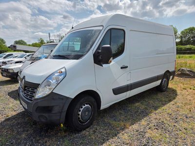 une camionnette blanche garée sur un terrain