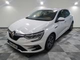 la voiture blanche est garée sur un sol en damier dans le garage