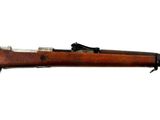 un vieux fusil avec un canon en bois sur fond blanc