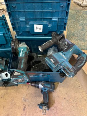 de nombreux outils qui se trouvent dans une boîte bleue