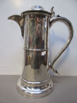 une cafetière en argent posée sur une table