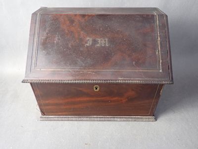 Coffret à courrier, en placage acajou et filet de laiton, 24x31x17,5 c - Photo 1