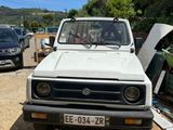 un camion blanc garé dans un parking
