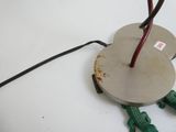 un petit objet métallique auquel sont fixés des fils