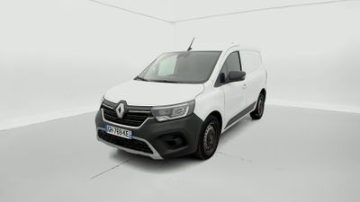 La camionnette blanche est garée dans une pièce blanche.