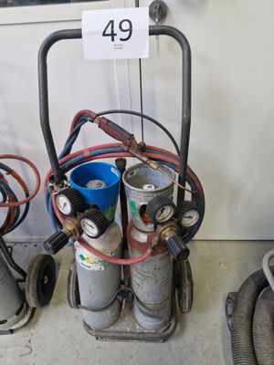 deux bouteilles de gaz propane avec des tuyaux, posées sur un chariot