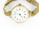 une montre-bracelet en or avec des chiffres romains