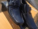 une paire de chaussures qui se trouve sur le dessus d'une boîte