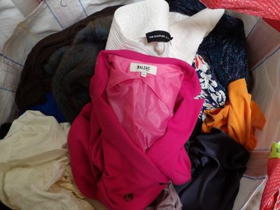un sac rempli de vêtements posé par terre