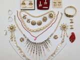 un assortiment de bijoux comprenant un collier, un bracelet, une bague et d'autres articles