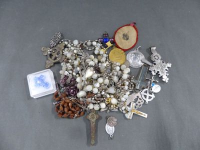 une pile de bijoux assortis sur une table