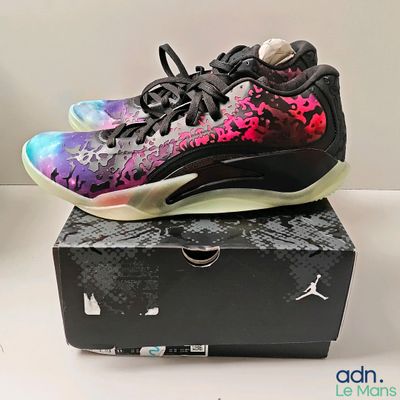 Chaussures de basket Nike Air Jordan XX Low multicolores, présentées dans leur boîte