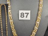 un gros plan sur un collier et un bracelet portés par un mannequin