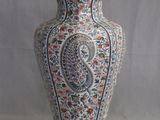un vase orné d'un motif paisley, posé sur une table