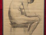 dessin représentant un nu masculin assis sur un tabouret dans une pièce rouge
