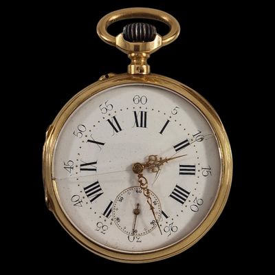 une montre de poche en or avec des chiffres romains sur le cadran