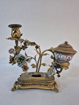 Bougeoir et brûle encens, monture de bronze doré à rinceaux …