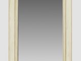 une image représentant un miroir avec un cadre blanc sur fond noir