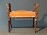 un vieux banc en bois avec une assise rembourrée jaune