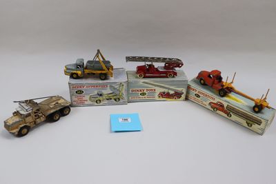 de nombreux petits véhicules jouets de toutes sortes posés sur une table