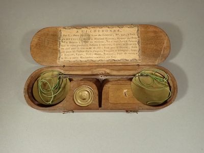 une petite boîte contenant quelques objets, posée sur une table