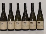 six bouteilles de vin sont alignées sur une table