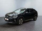 un SUV Volkswagen noir garé dans une grande pièce