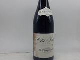 une bouteille de vin posée sur une table