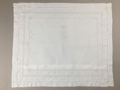 un gros plan sur une nappe blanche posée sur une table