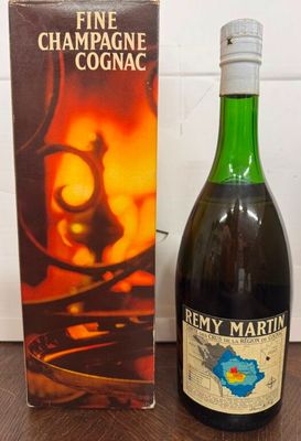 une bouteille de vin à côté d'un carton de vin