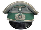 une image représentant un chapeau militaire orné d'un insigne