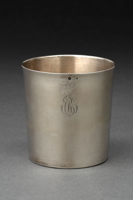 une coupe en argent portant un monogramme sur le côté