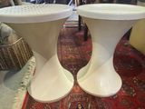 deux tabourets blancs posés sur un tapis dans un salon