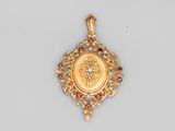 un pendentif en or et diamants orné d'un médaillon