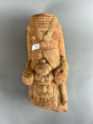 statue représentant un homme tenant un bébé dans ses bras