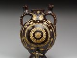un vase marron orné d'un décor doré