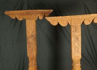 Deux colonnes en pin sculpté avec leur console à décor d'enr… (photo 4)