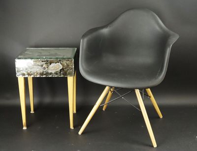Chevet miroir et fauteuil coque plastique.