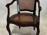chaise en bois avec dossier et assise en rotin
