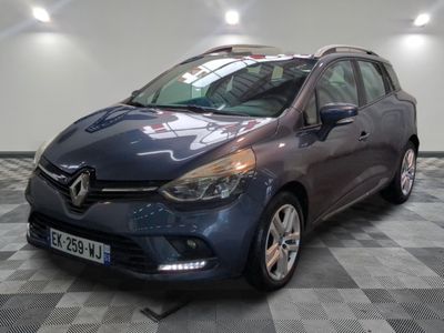 la voiture bleue est garée dans le garage sur le sol en damier