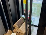 une pile de bois posée par terre près d'une fenêtre