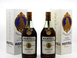 deux bouteilles de Martelli et une boîte de vin posées sur une surface blanche