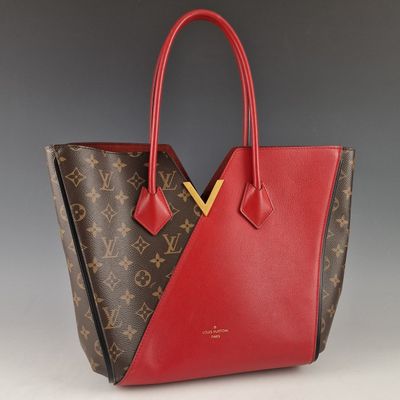 un sac à main Louis Vuitton avec un intérieur rouge et marron