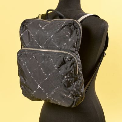 l'arrière d'un sac à dos noir sur un mannequin, un mannequin, un mannequin, un mannequin, un mannequin, un mannequin, un mannequin, un mannequin