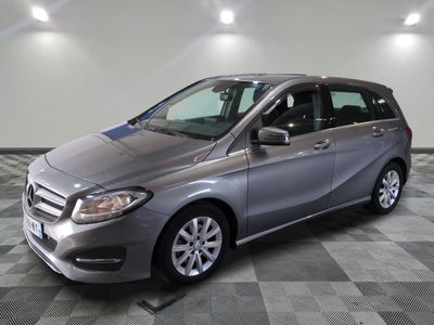 La Mercedes Classe B est garée sur un sol en carrelage à damier