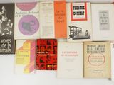 plusieurs livres sont empilés sur une table