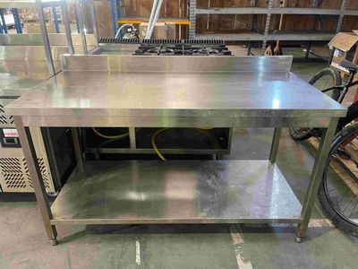 Table inox avec dosseret  - Frais de vente volontaire 22.8% TTC + 60€ 