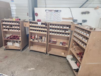de nombreuses étagères sur lesquelles sont disposés divers objets dans un garage