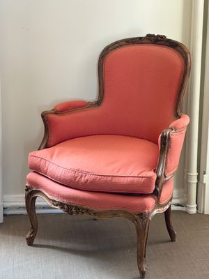 une chaise qui se trouve devant une fenêtre